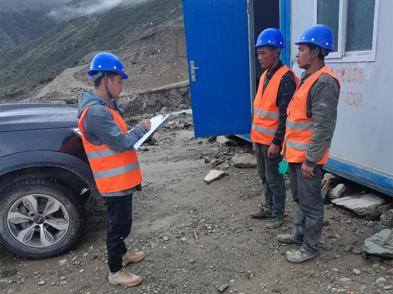 周志诚每日施工前进行班前会，对工人进行安全教育_副本