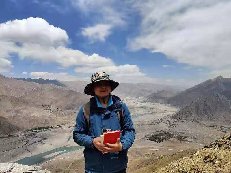 唐旭辉在尊龙中国官网填图现场